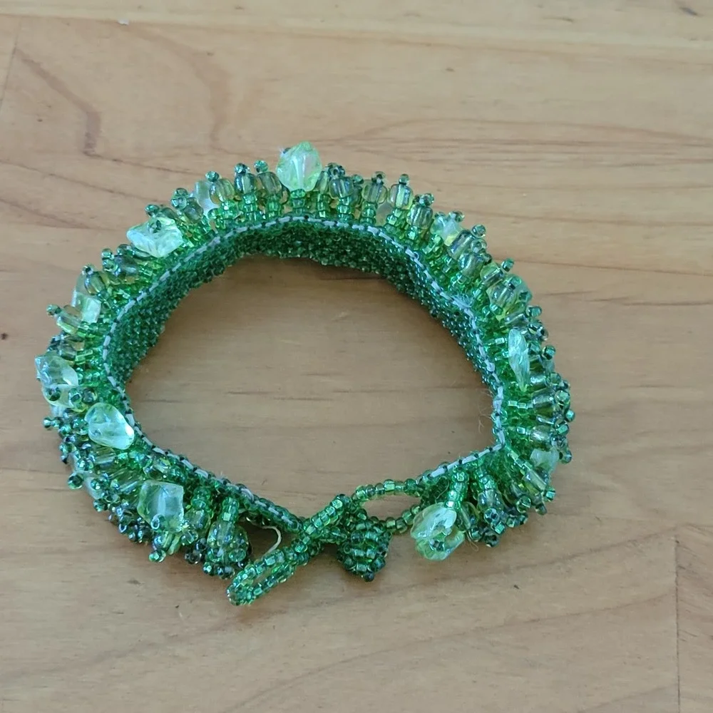 Green Seed Bead Cluster Stretch Bracelet Chip Fringe Boho 2.5 Inch 29g